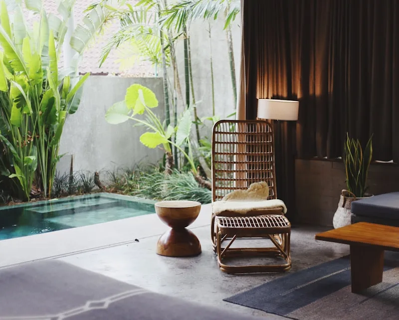 Sala de espera da clínica com jardim interno