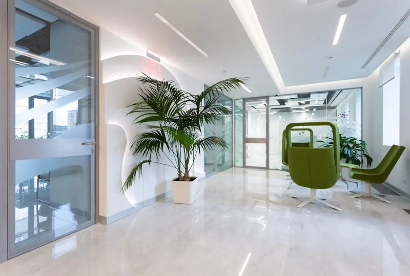 Recepção da clínica com luz natural e plantas